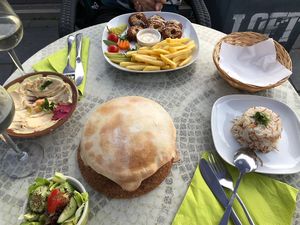 Hauptgericht Falaffel mit Pommes (veg) und veganes Hauptgericht (Gemüse im Tontopf mit Brot und Reis). at Seran in Bad Harzburg