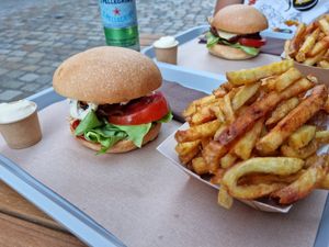 Hamburguesa, patatas y bebida at VG Burger in Quimper