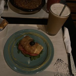 Medialuna con muzzarella vegana, tomate, rúcula y aceitunas negras. Café frío con leche de almendras.  at Casa Bruja in Montevideo