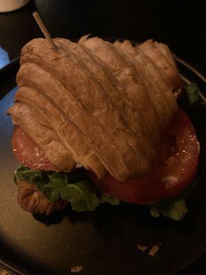 Croissant con rucula, tomate y queso   at Casa Bruja in Montevideo