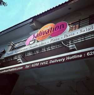 Amzing host
 at Cafe Salivation in Central Singapore