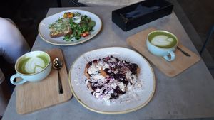 chałka, tost z jajkiem i awokado, matcha latte at Mówish Mash in Poznan