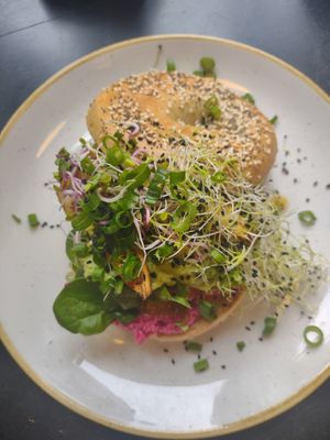 Wegański bajgiel z hummusem buraczanym i tofu at Mówish Mash in Poznan