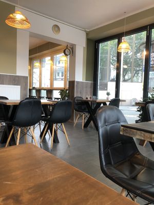 Bequeme Stühle 🪑  at Viet Veggie in Cologne