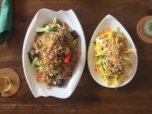 Gebratene Glasnudeln und Mangosalat at Viet Veggie in Cologne