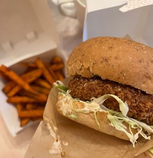 照燒柚子蛋黃醬吉列豬扒漢堡包
Teriyaki Yuzu Mayo Katsu Burger
新豬肉、椰菜及蕃薯條。
Omnipork, cabbage and sweet potato fries.  at Friends of Years in New Territories