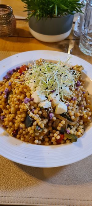 Parelcous met gegrillde groenten en feta (vegan optie met tofu) at La Source du Barisart in Spa