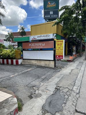 Turn left at this sign after leaving exit 3 of Ratchayothin at Tae Sook Vegan Food in Bangkok