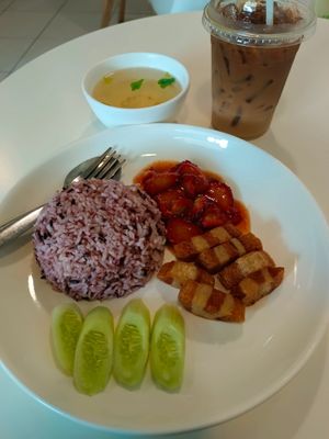 Khao moo daeng at Tae Sook Vegan Food in Bangkok