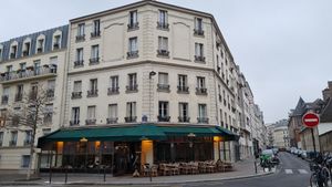 Outside at Loui's Corner in Paris