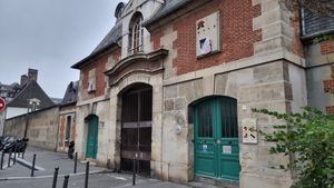 Opposite at Loui's Corner in Paris