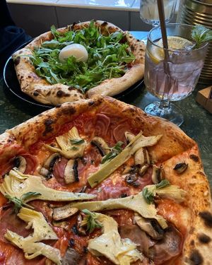 vegan caprichioggia and vegetarian blue wave pizza at Przyjemność in Poznan