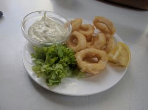Calamari rings with garlic sauce and lemon  at vego Foodworld in Berlin
