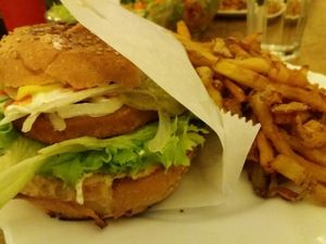 Cheeseburger poulet pané  et frites at vego Foodworld in Berlin