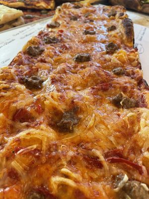 Pizza con salsiccia Beyond Meat e mozzarella vegetale  at Aldo's Bakery in Turin