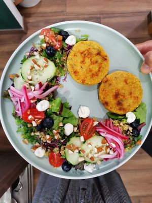 Quinoa salad and miniburguers (Menu of the day)  at Orelha d'Elefante in Ponte De Lima