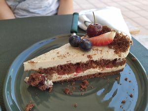 Bolo de chocolate com recheio de creme de caju e frutos vermelhos at Orelha d'Elefante in Ponte De Lima