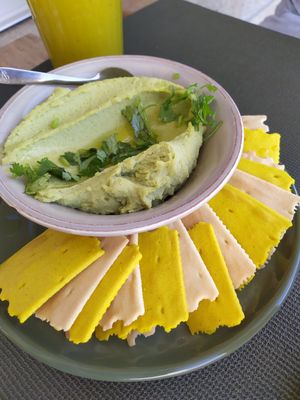 Crackers e hummus caseiro para entrada at Orelha d'Elefante in Ponte De Lima