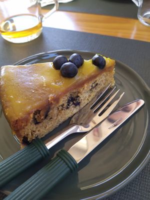 Bolo de mirtilos com calda de lima at Orelha d'Elefante in Ponte De Lima