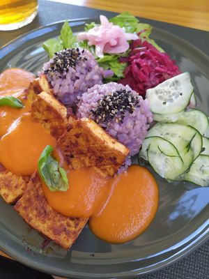 Tofu com molho laranja, arroz integral e salada at Orelha d'Elefante in Ponte De Lima
