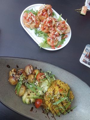 Bruschetta und Quinoa Bowl at Das Pfannkuchenhaus Deluxe in Mirow