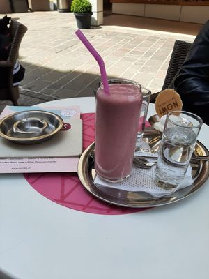 Veganer Erdbeer-Milkshake at Cafe Seegasse in Zell Am See