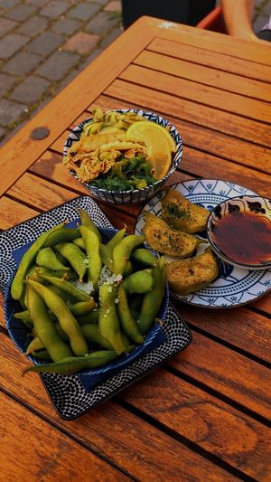 Edamame, veganská gyoza, míchaný salát at Umaii in Dresden