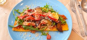 Pizza con base de harina de garbanzo, vegana at SawaBona Art Café in Amposta