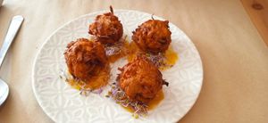 Buñuelos con chutney de mango veganos at SawaBona Art Café in Amposta