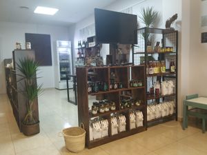 Productos en venta at SawaBona Art Café in Amposta