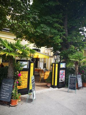 Restaurantsgarden from inside the park at Schönbrunner Stöckl in Vienna