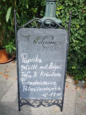 Präsenter Hinweis auf vegane Speisen at Schönbrunner Stöckl in Vienna