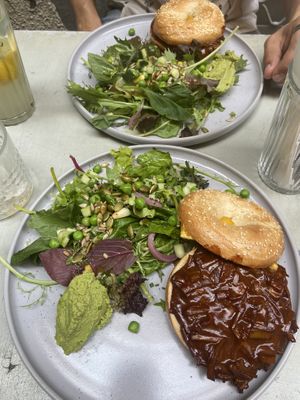 vegan pulled pork bagel, made of banana peel at Szimply in Budapest
