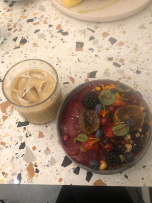 Nitro latte with almond and rice milk and Açaibowl at Szimply in Budapest