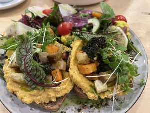 Seasonal veg and tofu with pumpkin hummus   at Szimply in Budapest