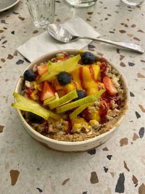 Porridge (different day, different fruit)  at Szimply in Budapest