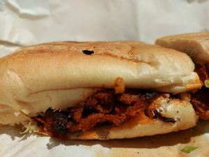 La foto no le hace justicia. Está deliciosa 😋 at Las de Pasto Mega Tortas  in Cancun