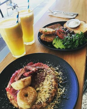 Vegan Pancakes and Vegan Big Breakfast with fresh juice at Mamma Says in Fairfield