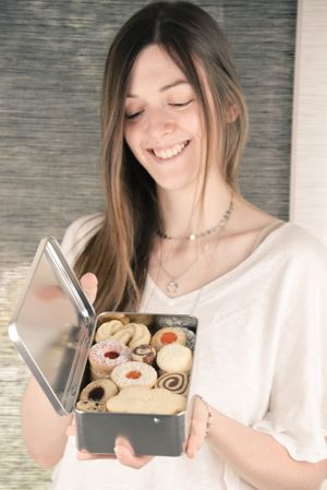 The shop owner with her favorite biscuits assortment at Végourmandises in Memmelshoffen