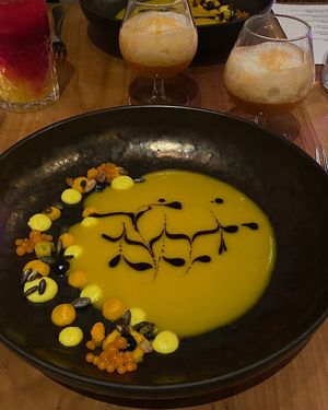 ORANGE IS THE NEW BLACK: Rüebli-Kürbis-Suppe, fermentierter Knoblauch, Rüebli, Kürbiskerne, Kürbiskernöl. (Juice: Rüebli-Vanille-Saft)  at ANOAH in Zurich