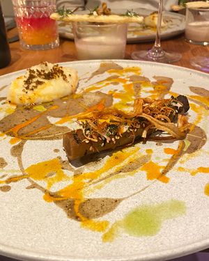 BACK TO THE ROOTS: Geschmorte Schwarzwurzel, Kartoffel-Espuma, Misosauce Schnittlauch, Geräuchertes-Paprika-Öl. (Juice: Schwarzwurzel-Latte)  at ANOAH in Zurich