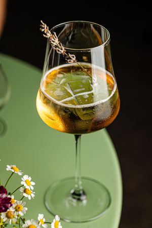 Our non-alcoholic pairing: for each course, you will receive a homemade non-alcoholic drink, juice, or lemonade. Here, a lavender spritz made with lavender from our own garden at ANOAH in Zurich