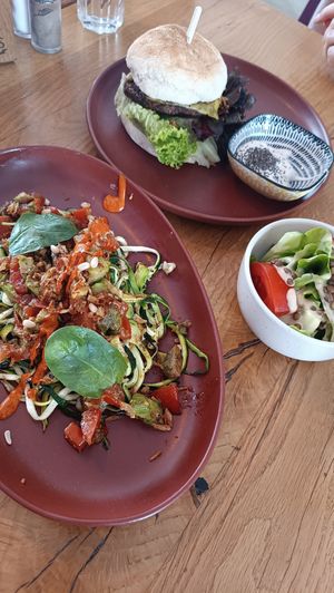 Zoodles, vegan burger at Stern in Villach
