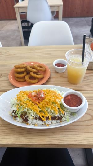 Taco rice con chili beans y salsa de queso, aros de cebolla y jugo de maracuyá at Taco Rice Cafe Kijimuna in Onna