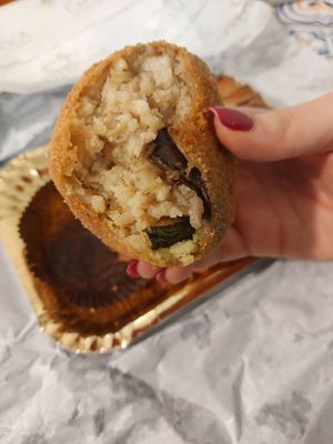  at Caffè Epoca in Catania