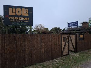 Eingang an der Straße at Liola Foods in Sedgefield