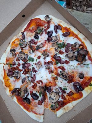 Pizza mit Oliven, getrockneten Tomaten und Champignons at Liola Foods in Sedgefield