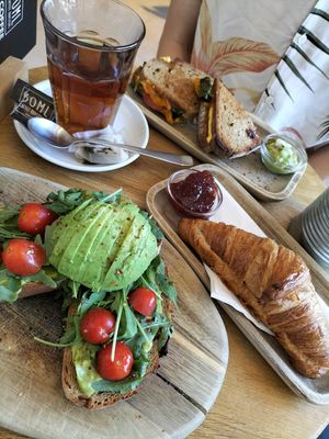 Avocado toast, vegan kaastosti en croissant (niet vegan) at 30ml in Leiden