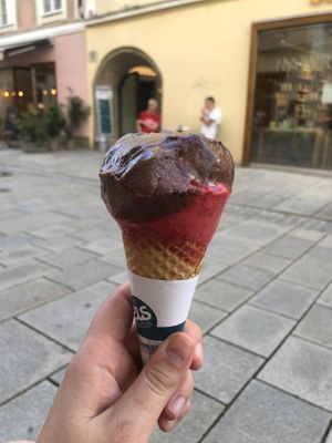 Schokolade und Himbeere. Die Hälfte ist schon weg   at Eis Greissler in Salzburg