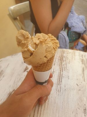 Vegan "caramel-crumble" ice cream at Eis Greissler in Salzburg